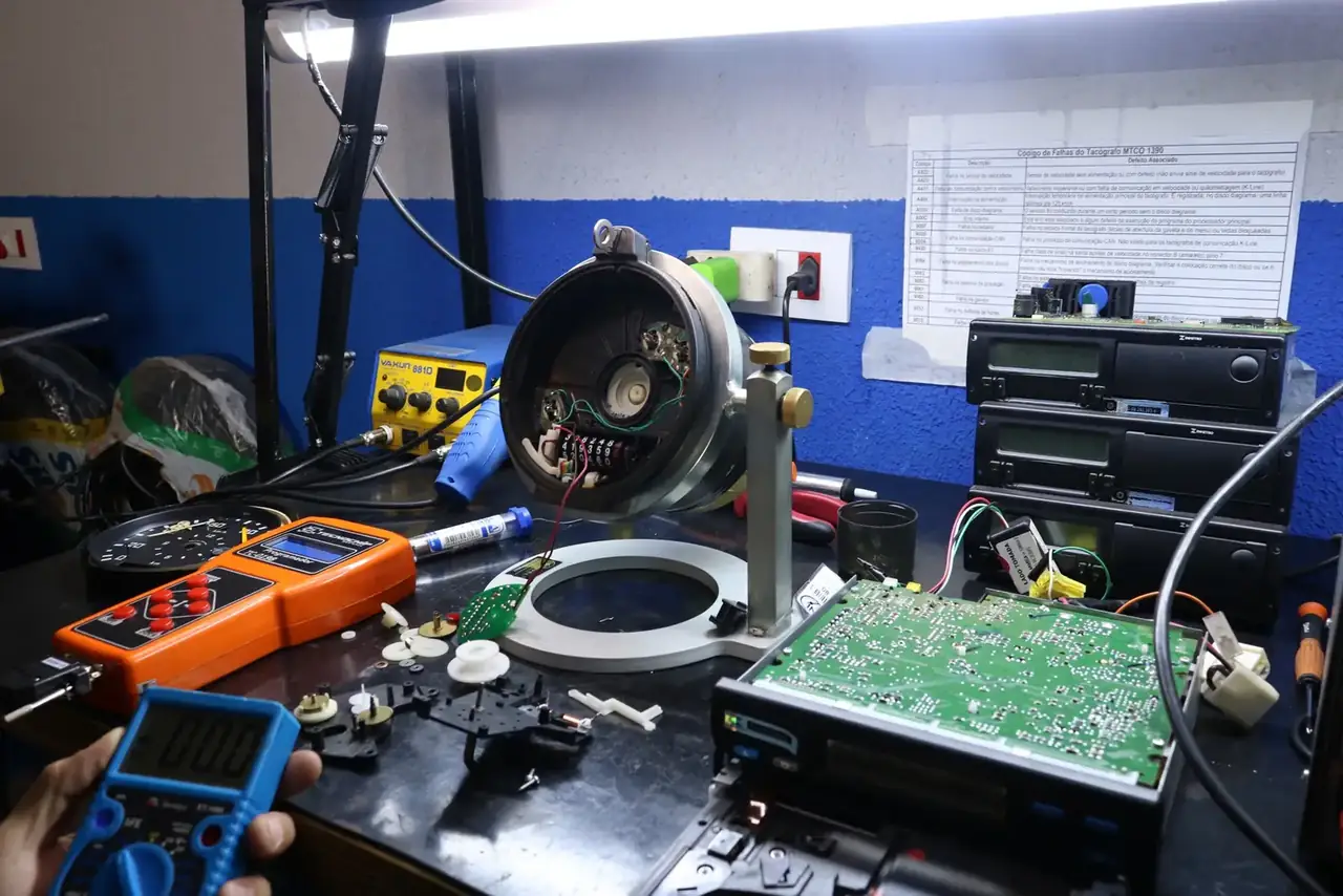 Técnico realizando ensaio metrológico de tacógrafo